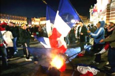 Des jeunes brûlent le drapeau français à Toulouse suite au match de football Egypte-Algérie